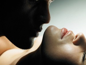 Man Kissing a Woman: http://www.enlineadirecta.info/